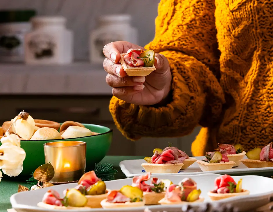 Foto Canapés Milfolhas com Rosbife, Mostarda e Picles