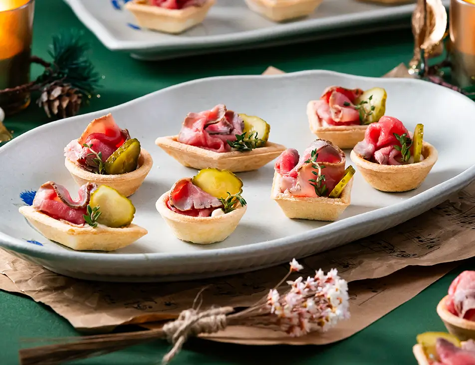 Foto Canapés Milfolhas com Rosbife, Mostarda e Picles