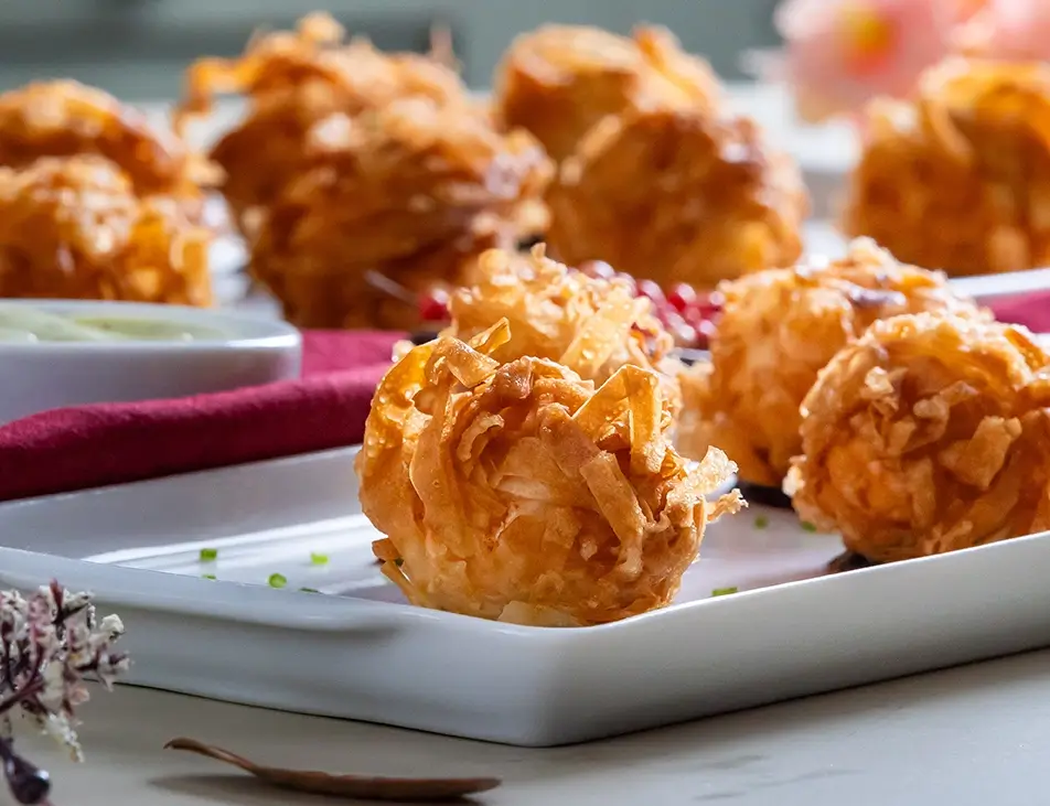 Bolinho de salmão envolto em massa fillo crocante, servido dourado e pronto para degustar