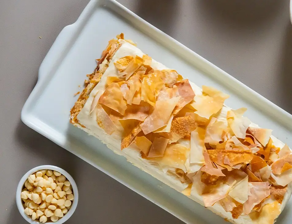 Sobremesa de massa fillo crocante com semifredo de chocolate branco