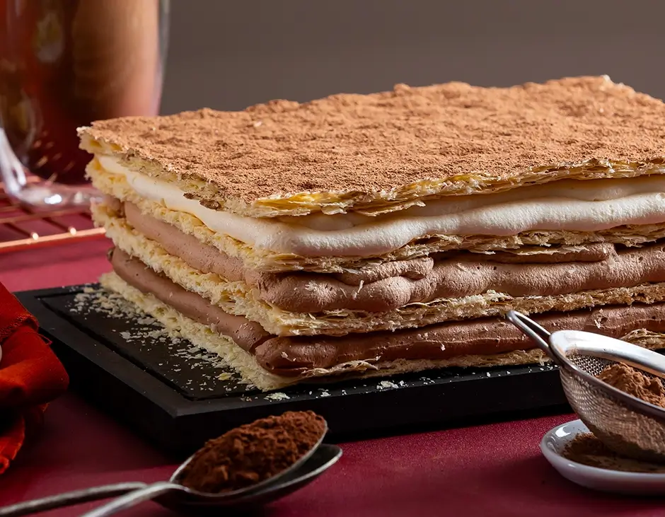 Milfolhas folhado em camadas com recheios de chocolate meio amargo, ao leite e branco