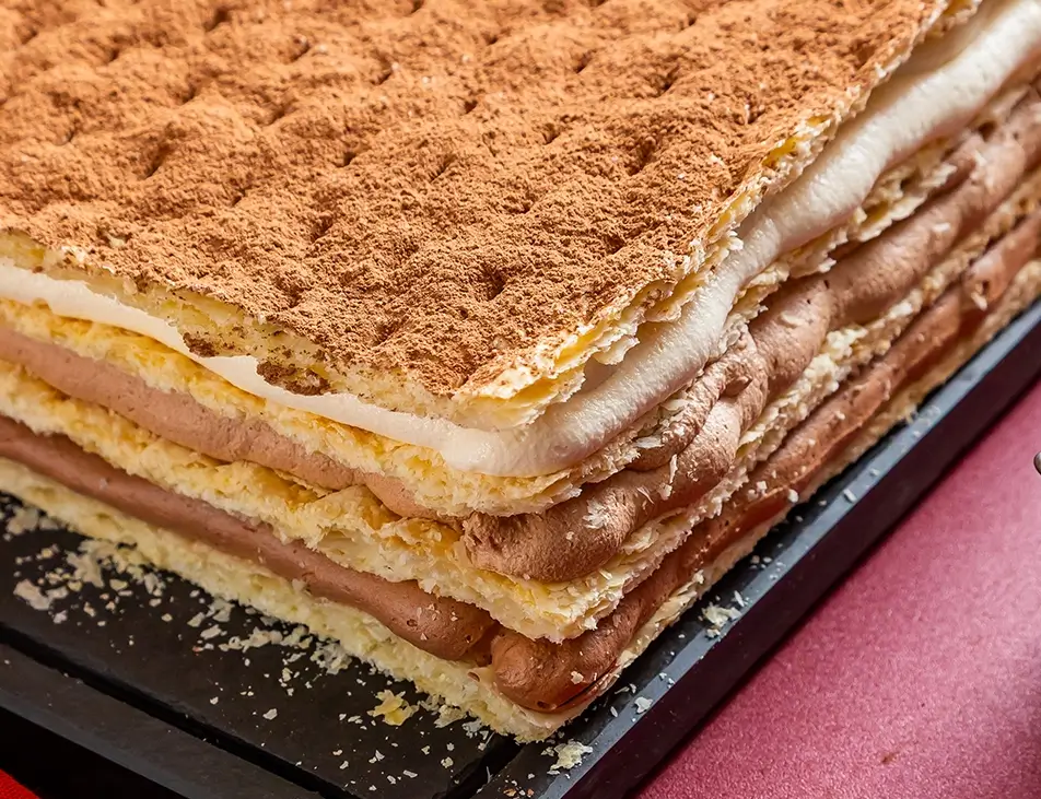 Milfolhas folhado em camadas com recheios de chocolate meio amargo, ao leite e branco