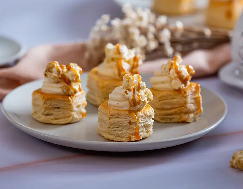 Mini vol-au-vent recheado com creme de pipoca caramelizada e decorado com pipocas