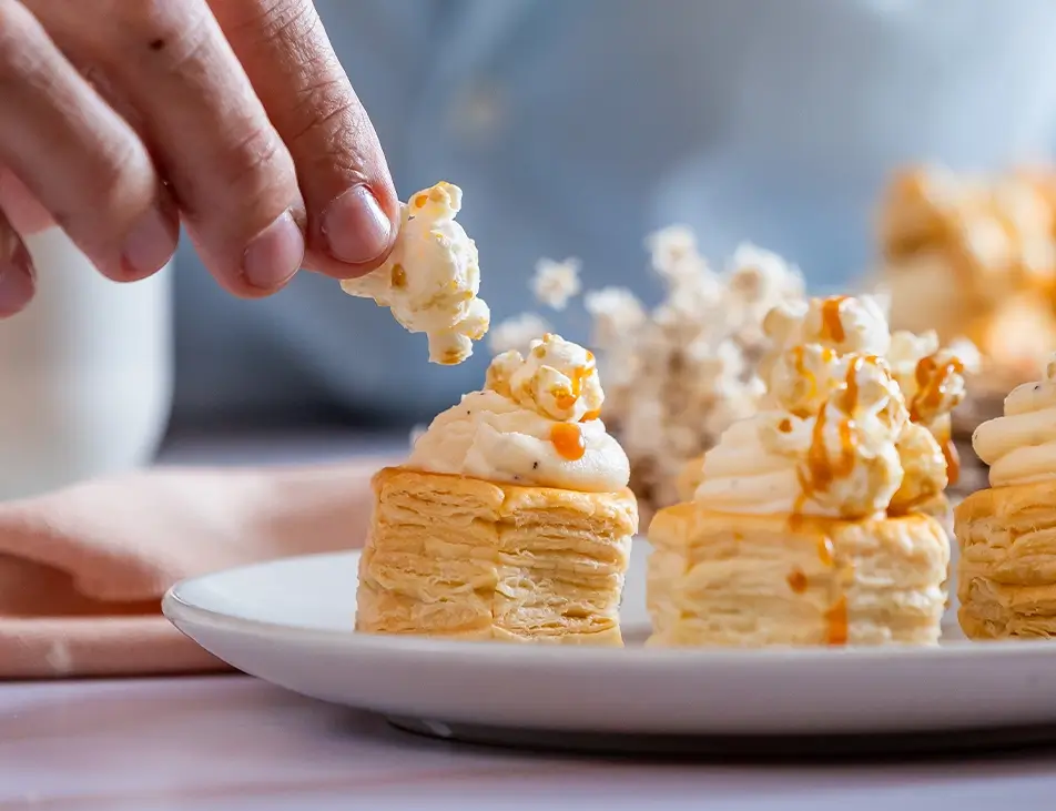 Mini vol-au-vent recheado com creme de pipoca caramelizada e decorado com pipocas