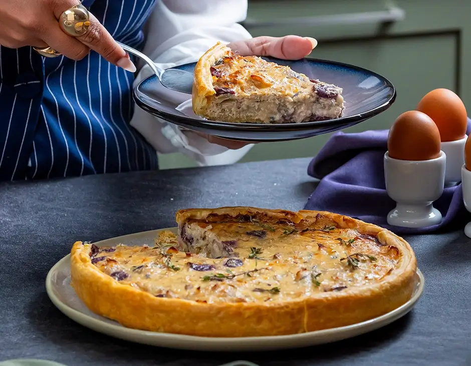 Quiche de bacalhau assada em massa crocante com recheio de bacalhau, queijo e azeitonas